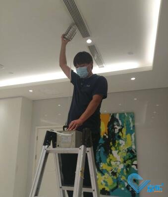 如何清洗大型中央空调管道